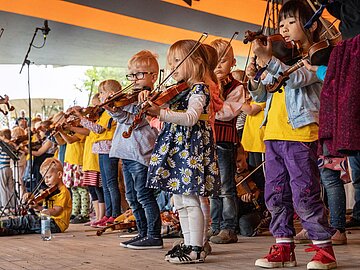 Kinder in Kaustinen, Finnland, die Geige spielen lernen