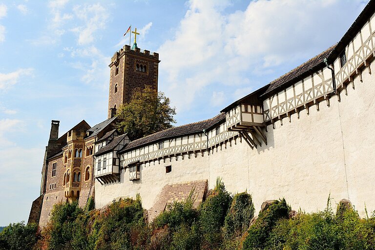 Blick auf die Wartburg entlang der Mauer von außen