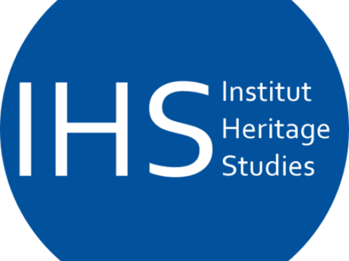 Logo des IHS mit blauem Hintergrund und in weißer Schrift geschrieben "IHS Institute Heritage Studies".