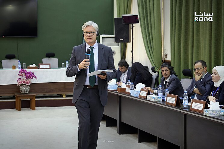 Roman Luckscheiter spricht auf der Syrien-Konferenz in Damaskus Roman Luckscheiter spricht auf der Syrien-Konferenz in Damaskus