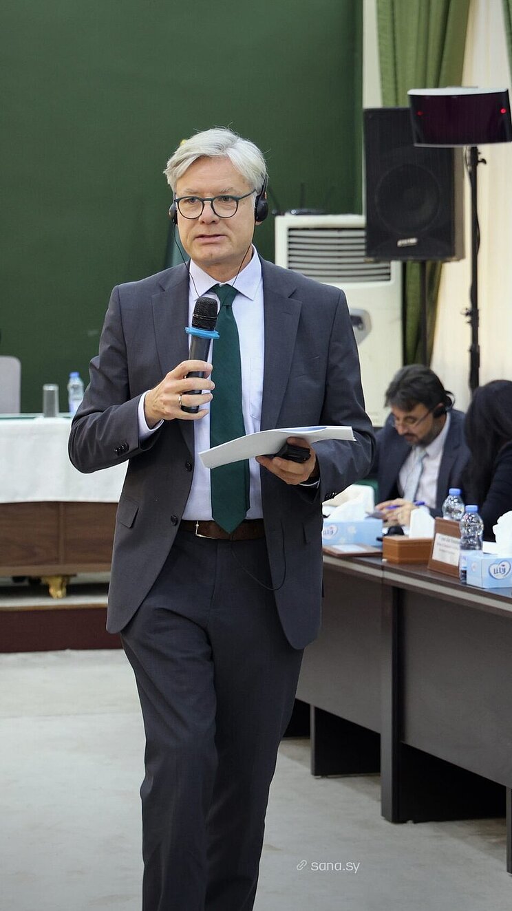 Roman Luckscheiter spricht auf der Syrien-Konferenz in Damaskus