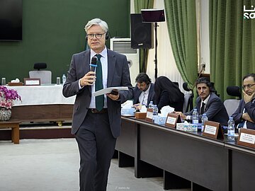 Roman Luckscheiter spricht auf der Syrien-Konferenz in Damaskus Roman Luckscheiter spricht auf der Syrien-Konferenz in Damaskus