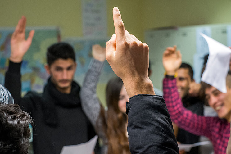 Abstimmmung_Klassenzimmer Kinder bei einer Abstimmung in einem Klassenzimmer.