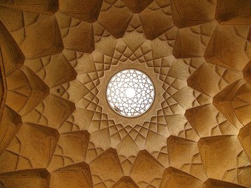 Innenansicht einer Kuppel aus Ziegelsteinen, Yazd, Iran Innenansicht einer Kuppel aus Ziegelsteinen, Yazd, Iran