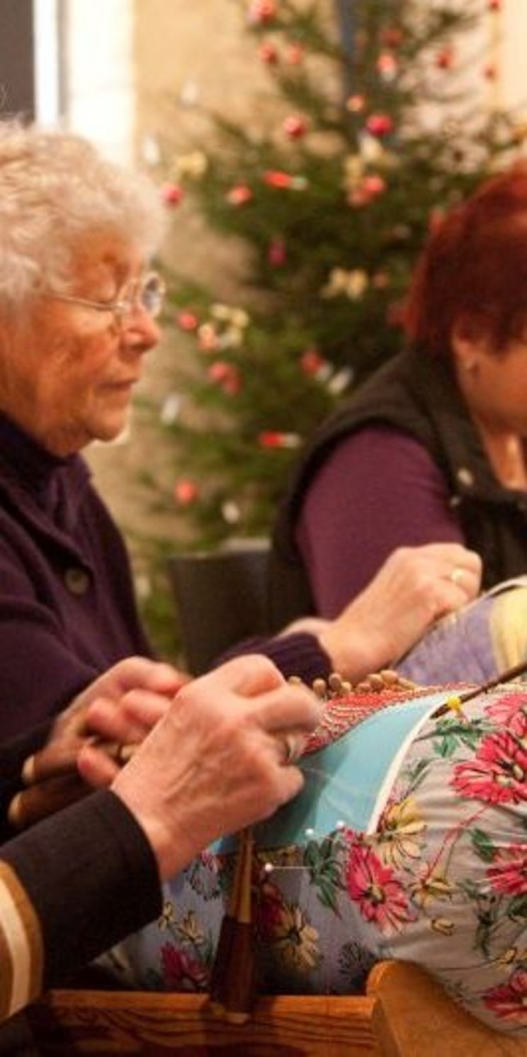 008_KLOEPPELN_C_Konrad_Scharnagel_07 Frauen beim Handarbeiten