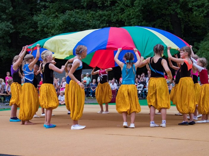Bühnenaufführung von Kindern