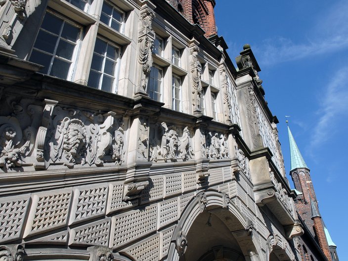 Blick von unten auf die Renaissancetreppe des Rathauses in Lübeck