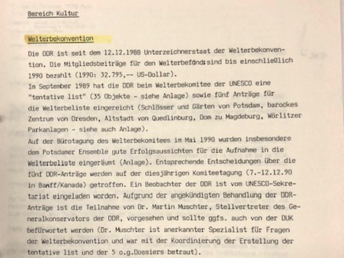 Ein Schreibmaschinentext mit handschriftlichen Notizen