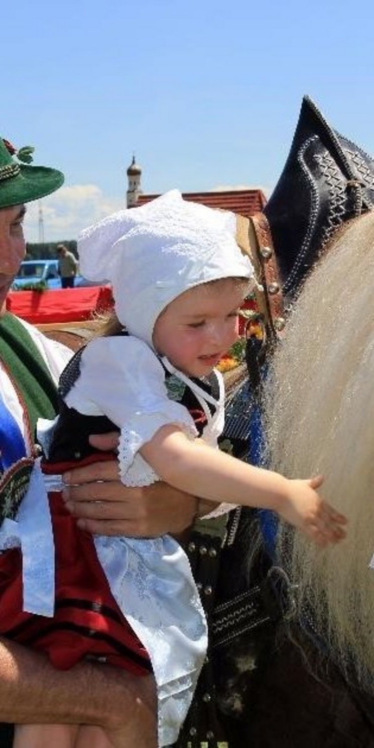 Wilibald_c_Freundeskreis_St_Willibald_eV Gruppenbild in Tracht mit Pferd