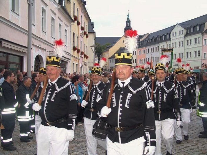 Blaskapelle in schwarzen Uniformen auf einem Festumzug