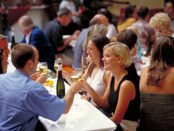 Gruppenbild mit Weintrinkenden