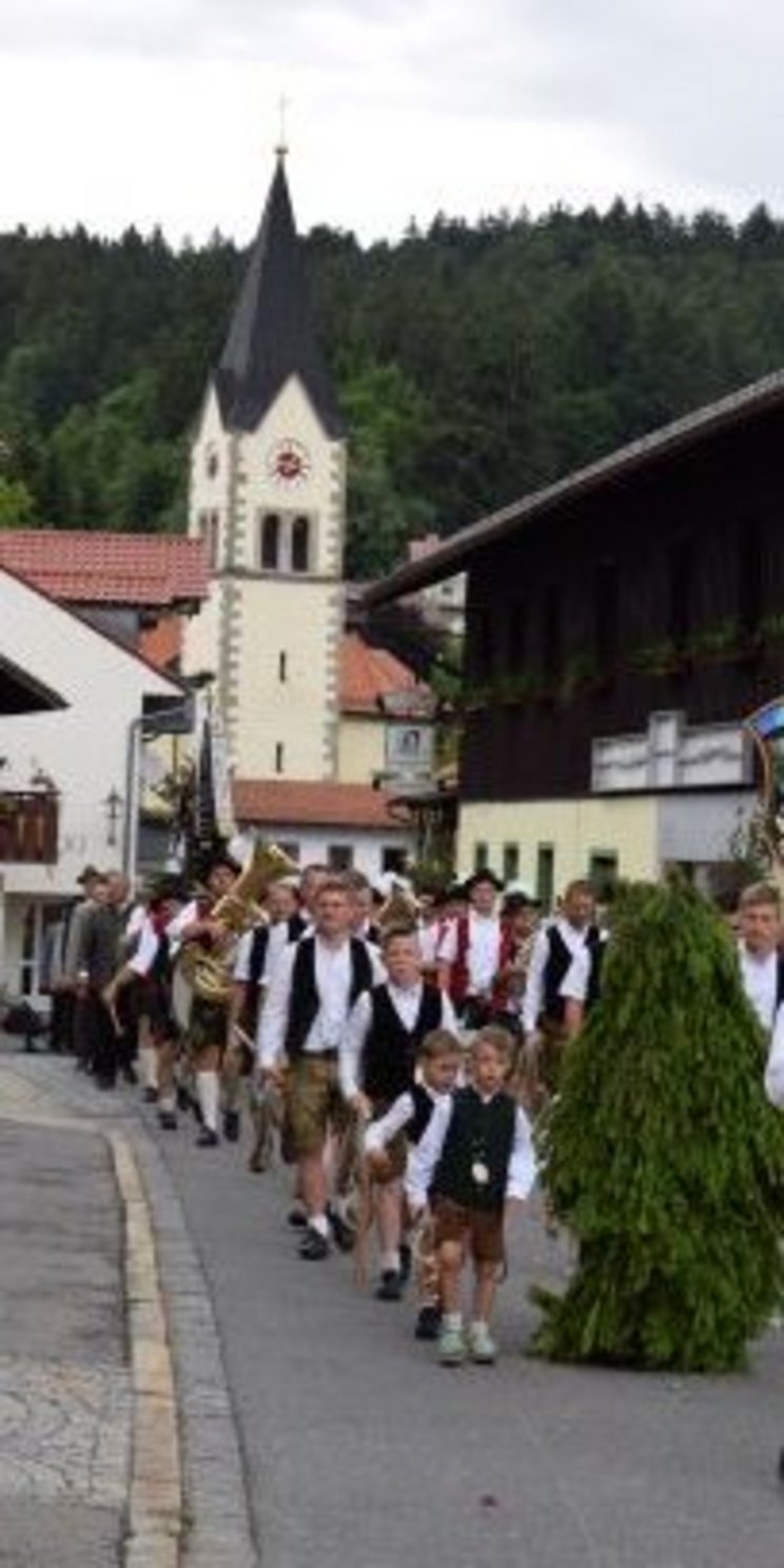 4_008_BY_C_Foto-09_Englmarisuchen_Pfingstltuscher_umzug_0 Festumzug in Tracht