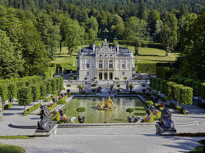 Schloss Linderhof: Hauptfassade und Wasserparterre