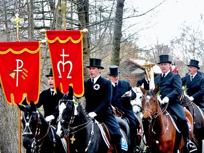 Reitergruppe in Frack und Zylinder