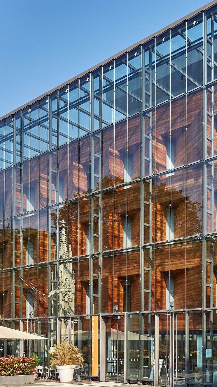 Frontansicht des verglasten Museumsbaus in Bonn bei sonnigem Wetter