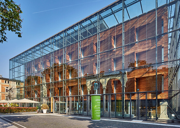 Frontansicht des verglasten Museumsbaus in Bonn bei sonnigem Wetter