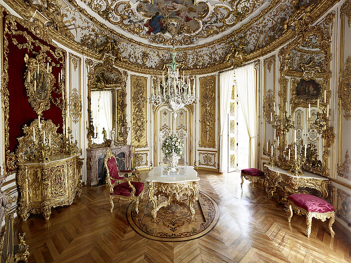 Prächtig goldener Speisesaal mit detailliert gestalteter Decke
