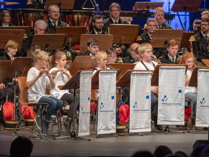 Orchesteraufführung mit Kindern und Erwachsenen
