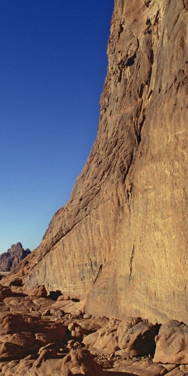 Blick in das Ennedi-Maasiv mit beeindruckenden Felsformationen 