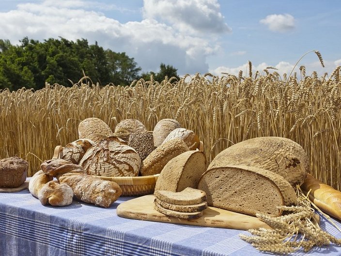 Brot vor einem Getreidefeld