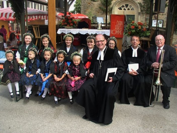 Gruppenbild von Pfarrer mit verkleideten Kindern