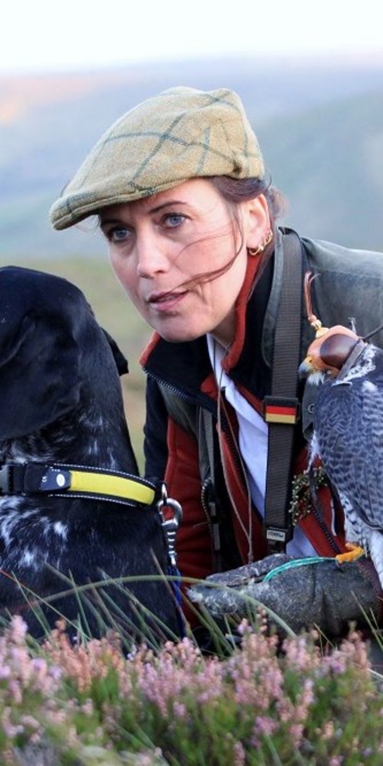 FALK1_c_Klaus_Leix_06 Jägerin mit Hund und Falke