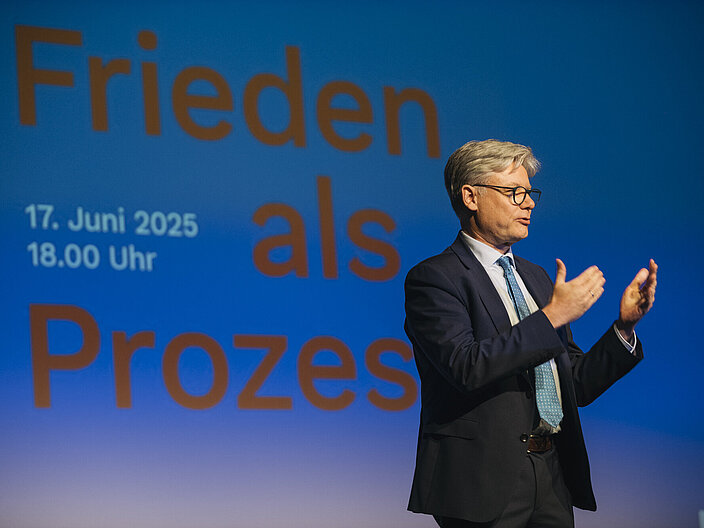 Mann auf einer Bühne