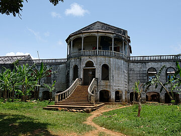 Roças von São Tomé und Príncipe: Koloniales Agrarsystem und Zwangsmigration (São Tomé und Príncipe) Roças von São Tomé und Príncipe: Gebäude des Stätte: Koloniales Agrarsystem und Zwangsmigration (São Tomé und Príncipe)