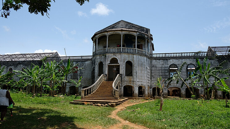 Roças von São Tomé und Príncipe: Koloniales Agrarsystem und Zwangsmigration (São Tomé und Príncipe) Roças von São Tomé und Príncipe: Gebäude des Stätte: Koloniales Agrarsystem und Zwangsmigration (São Tomé und Príncipe)