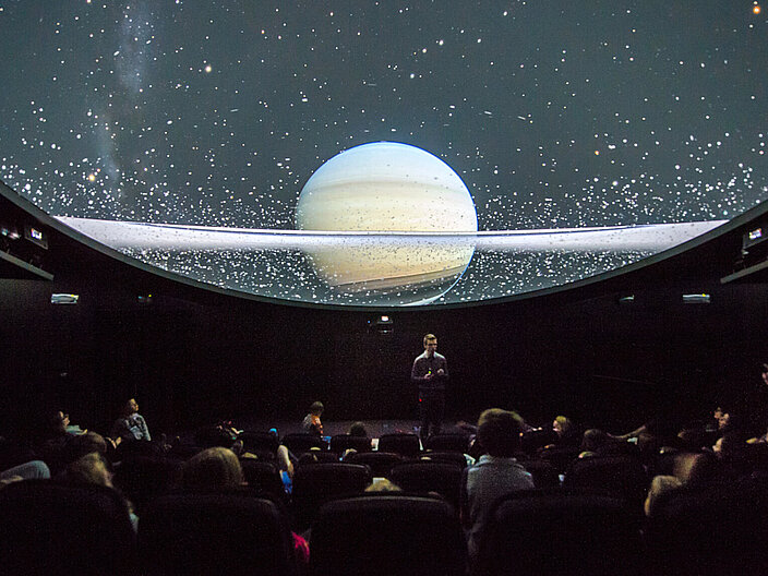 Dialog mit Besuchenden des Planetariums vor Vorführung.