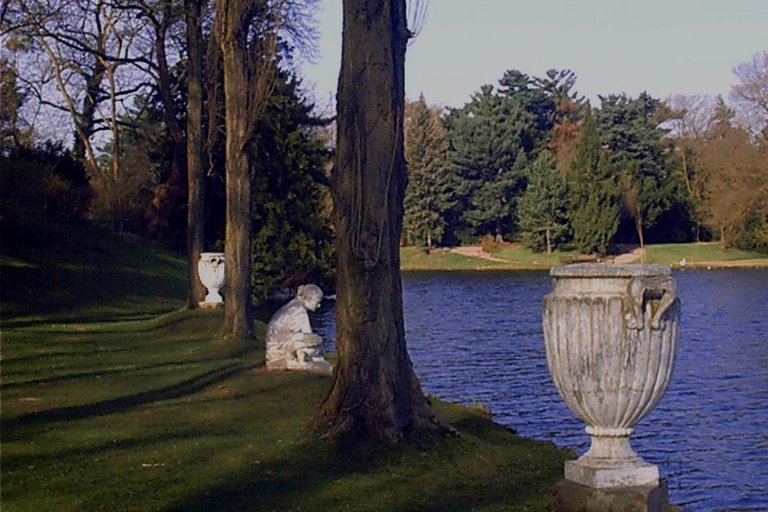 Gartenreich Dessau-Wörlitz Blick auf das Ufer eines Sees mit Skulpturen im Gartenreich Dessau-Wörlitz