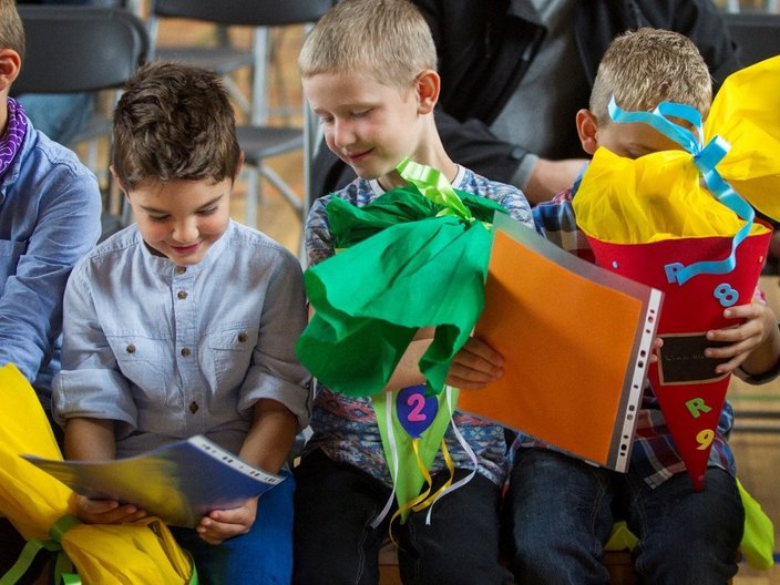 Kinder mit Schultüten