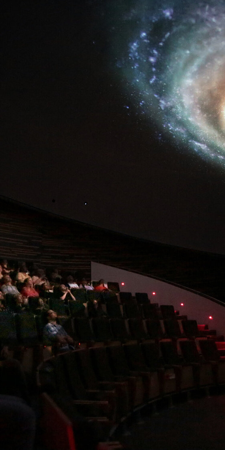 05_Planetarien_Flug_durch_das_Universum In dieser Ansicht bewegt sich der Moderator mit den Besuchern in einem virtuellen 3D-Modell des ganzen Universums