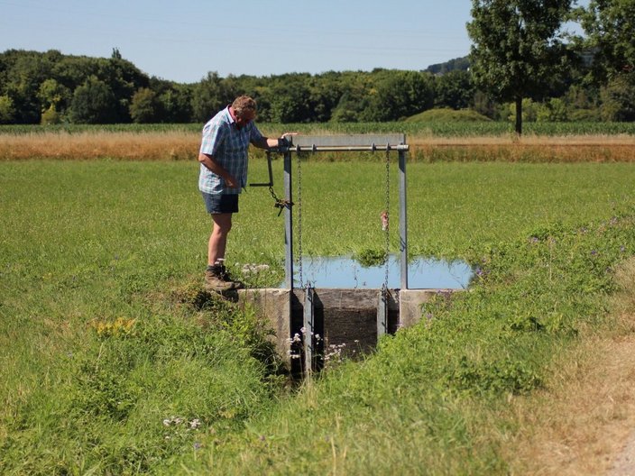 Schleuse auf einer bewässerten Wiese