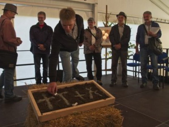 Gruppe von Männern in einem Zelt