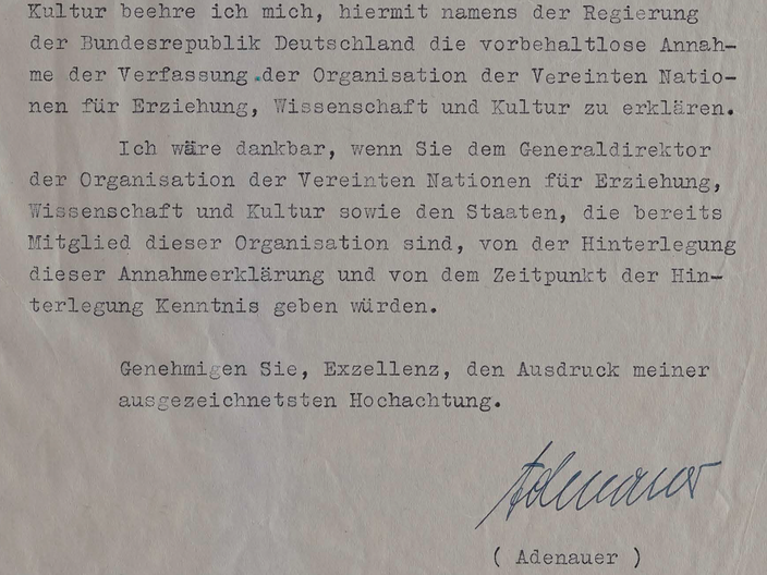 Ein Schreibmaschinenskript zur Annahme der UNESCO-Verfassung durch die Bundesrepublik Deutschland mit der Originalunterschrift von Bundeskanzler Konrad Adenauer