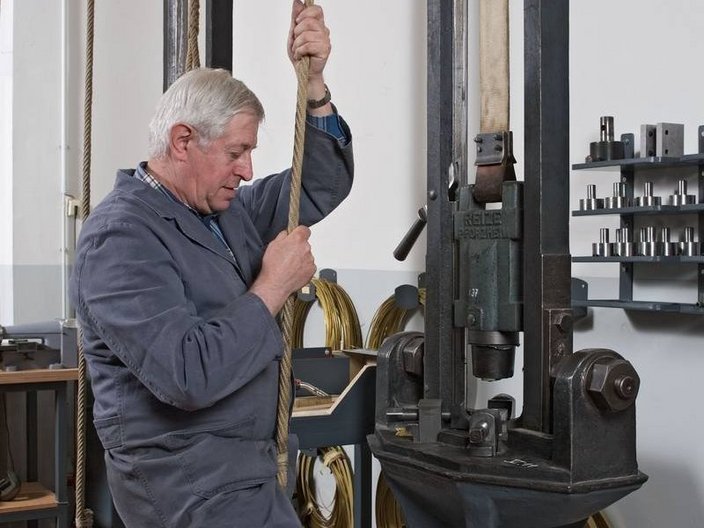 Schmuckhersteller bei der Arbeit