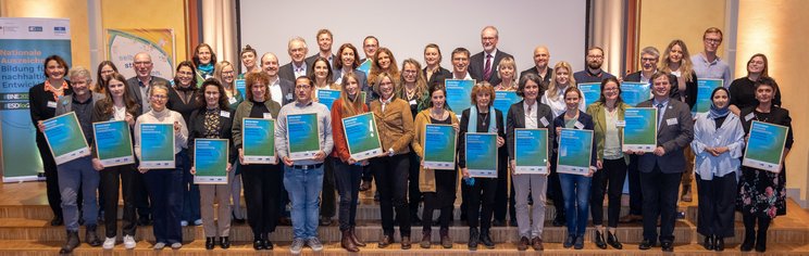 Ausgezeichnete Schwerin 2023 Ein Foto aller Ausgezeichneten BNE-Akteurinnen und Akteure mit Urkunden, bei der Auszeichnungsveranstaltung in Schwerin 2023