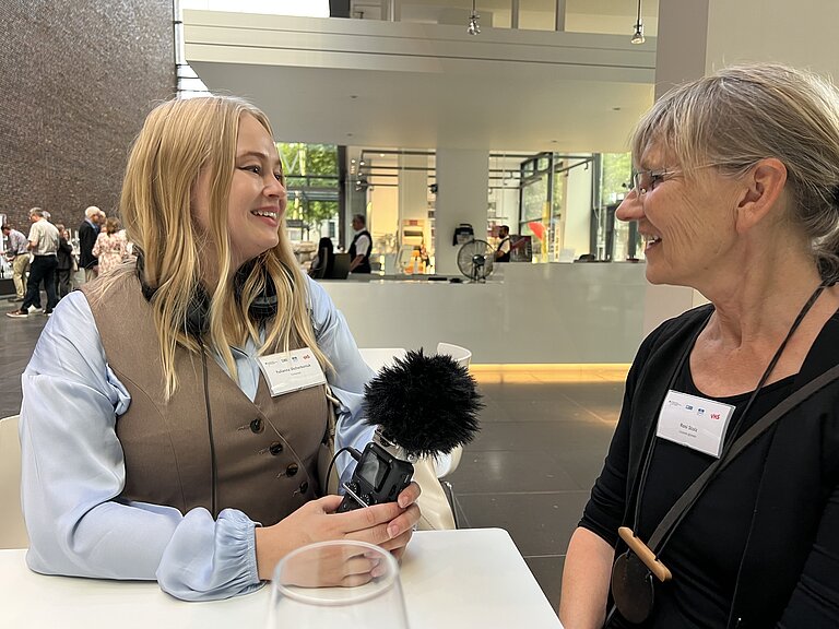 Yulianna Shcherbaniuk (Compango e.V.) interviewt Rosi Stolz (LizzyNet) Yulianna Shcherbaniuk (Compango e.V.) interviewt Rosi Stolz (LizzyNet)