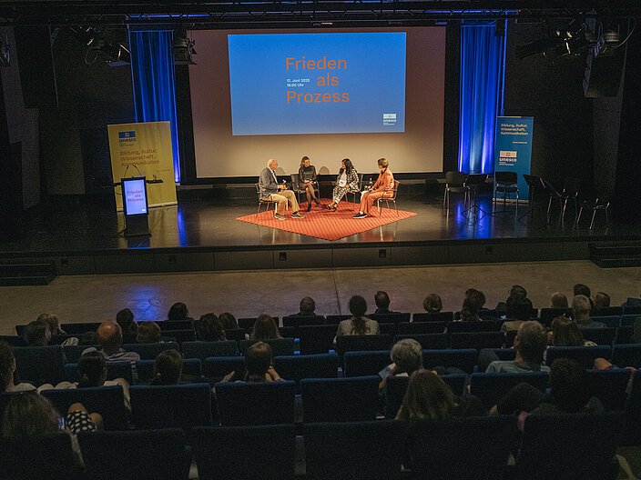 Podiumsdiskussion auf Bühne