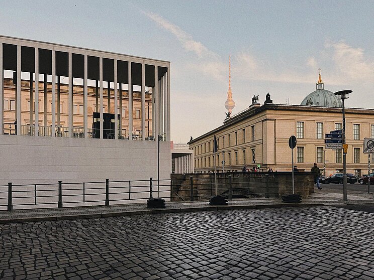 Das Foto zeigt die Berliner Museen und den Fernsehturm
