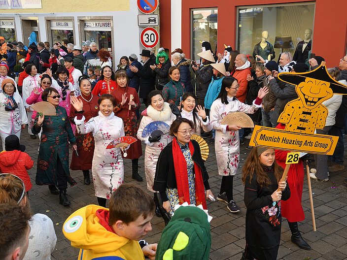 Teilnehmende Fußgruppe am Faschingsumzug in Dietfurt. "Munich Huaxing Arts Group"