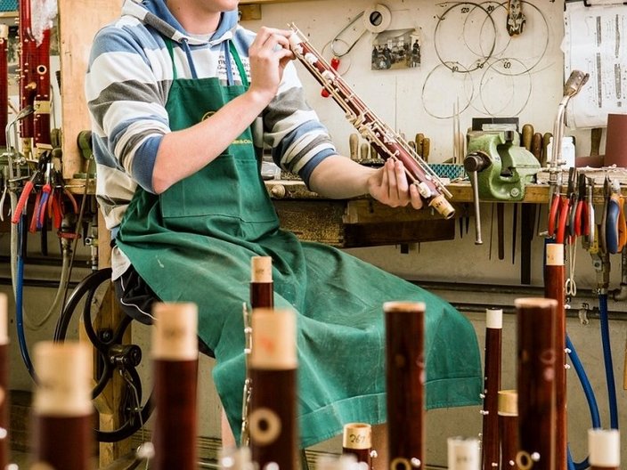 Instrumentebauer bei der Arbeit
