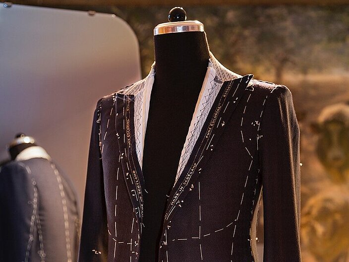 Mit Nadeln abgestecktes Jacket auf einer B&uuml;ste.