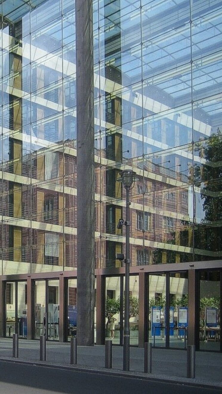 Eingang zum Auswärtigen Amt mit großer Glasfront
