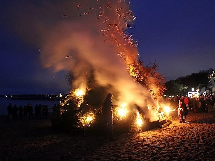 Brennender Holzhaufen bei Nacht