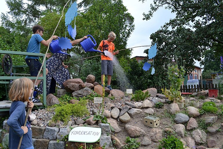 Landweg e.V. BNE Preis 2022 Auf diesem Foto sind Kinder bei einem Experiment zu Wetter zu sehen