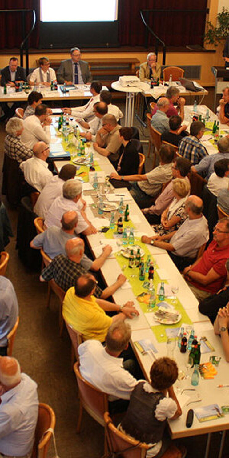 2GENO2_C_Guenter_Mest_Energiegenossenschaft_Vogelsberg_06 Gruppe von Menschen auf einer Konferenz