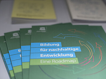 Aufnahme mehrerer Exemplare der UNESCO Roadmap BNE