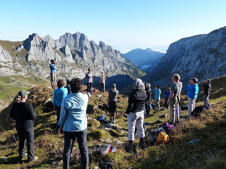 Jodeln als Immaterielles Kulturerbe Menschen stehen in den Bergen und jodeln gemeinsam
